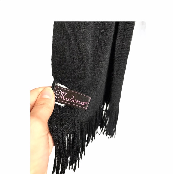 Modena | Black Scarf with Fringed Trimming - Picture 5 of 7